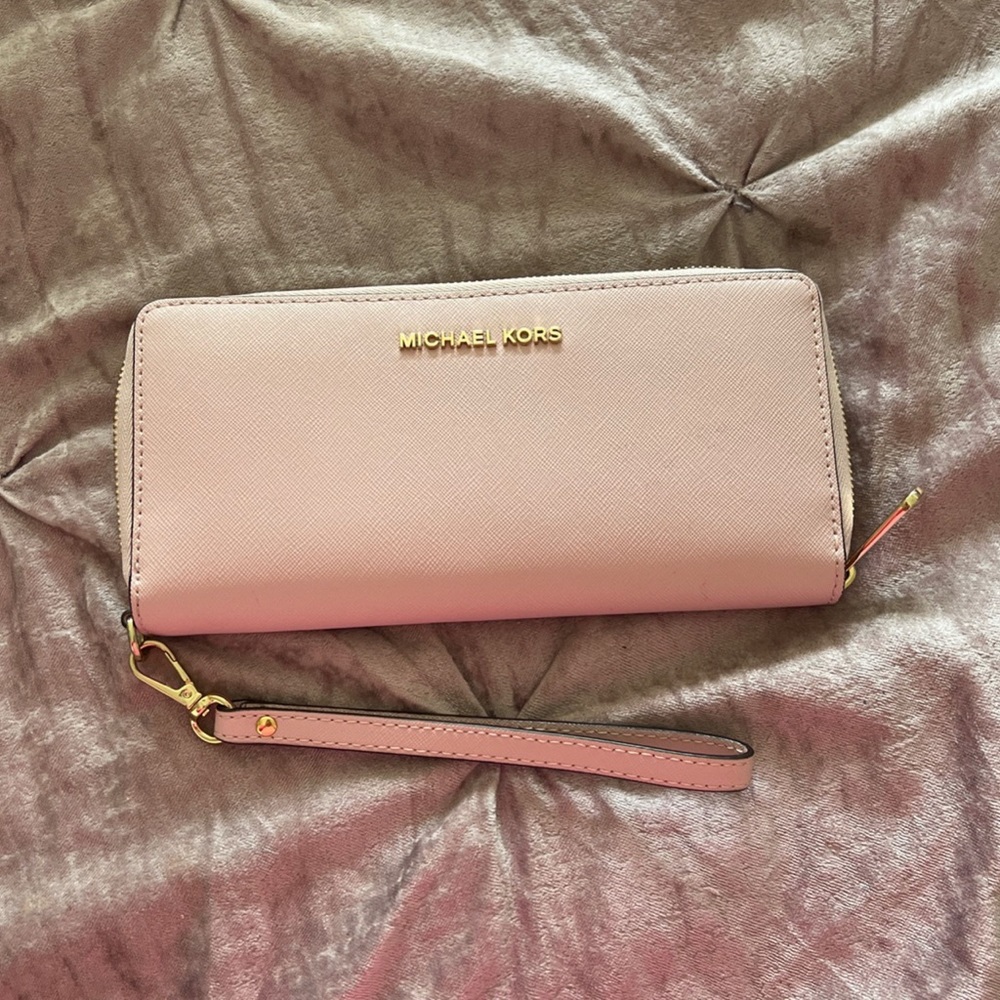 ❤️SOLD❤️ on another platform! Michael Kors Wristlet NWOT Blush